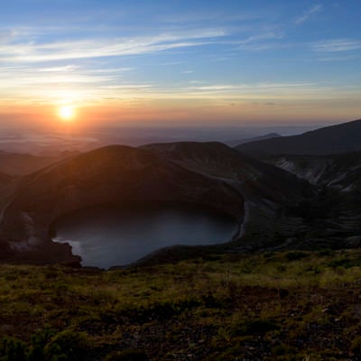 蔵王の御釜とご来光（蔵王山）の写真