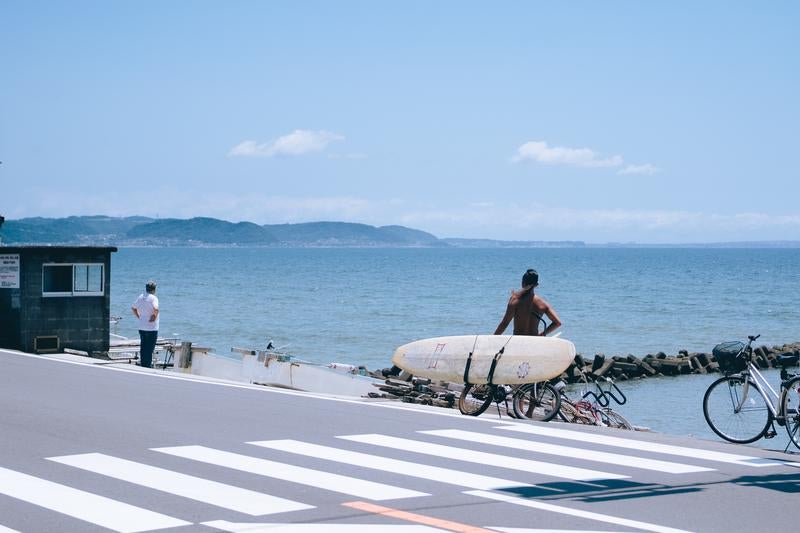 海沿いとサーファーの写真