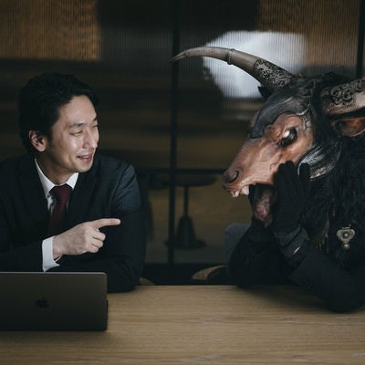 魔神と談笑する会社員の写真