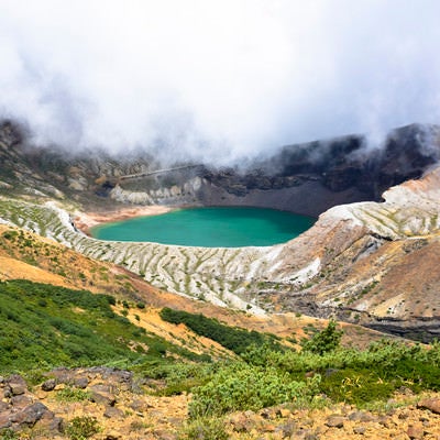 雲に包まれる蔵王御釜（蔵王山）の写真