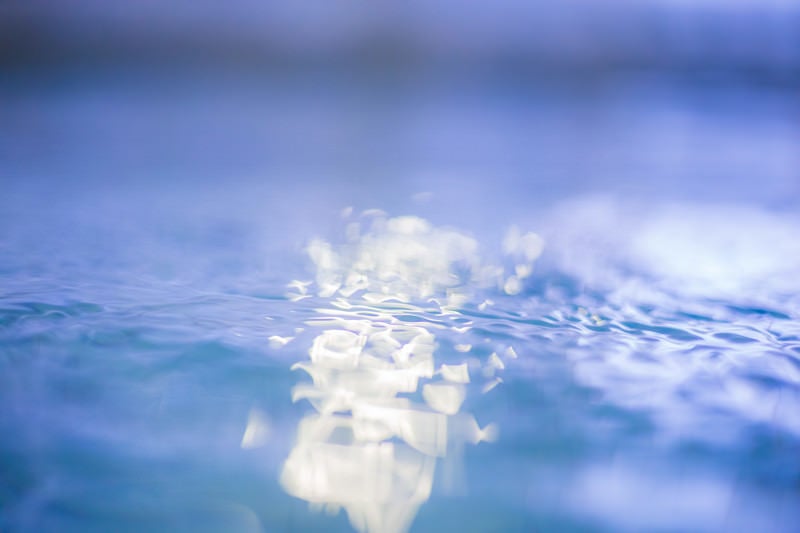 屋内プールの水面の写真