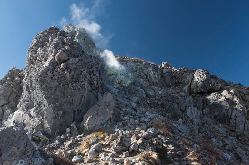 いたるところから沸き起こる噴気（焼岳）の写真