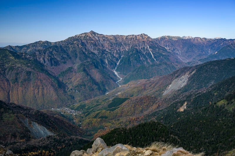 中腹が紅葉に彩られた笠ヶ岳（かさがたけ）の写真