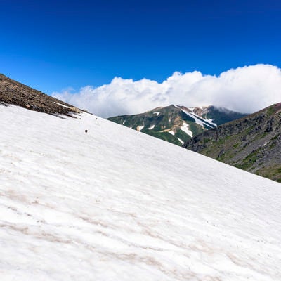 夏でも雪渓が残る旭岳（あさひだけ）の写真