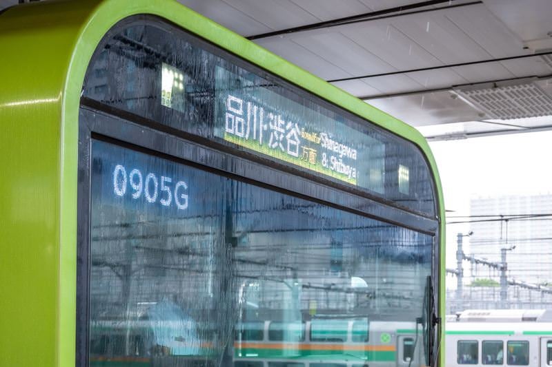 雨降りの山手線車両の写真