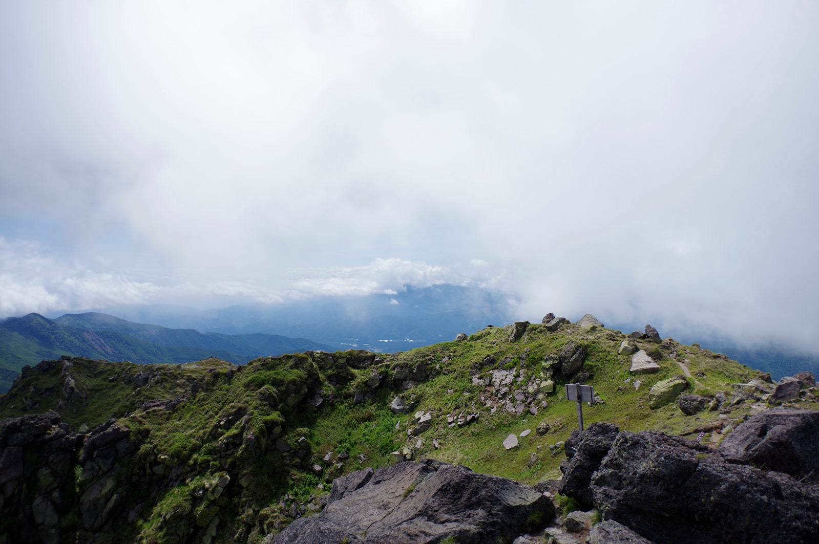 「ガスに包まれる日光白根山山頂の景色」の写真