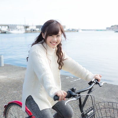 自転車にのってはしゃぐ彼女の写真