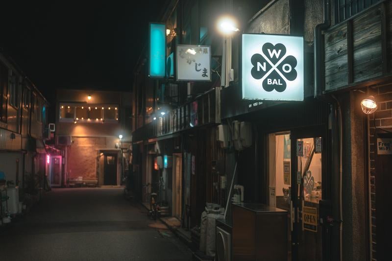 夜の終わりの路地裏と飲み屋の看板の写真