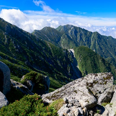 木曽駒ヶ岳方面の登山道から見る南駒ヶ岳（みなみこまがたけ）の写真