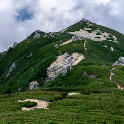 池山尾根稜線から空木岳山頂方面を眺める景色の写真