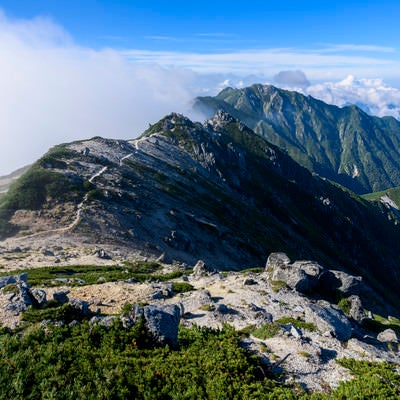 空木岳山頂から見た南駒ヶ岳（みなみこまがたけ）の写真