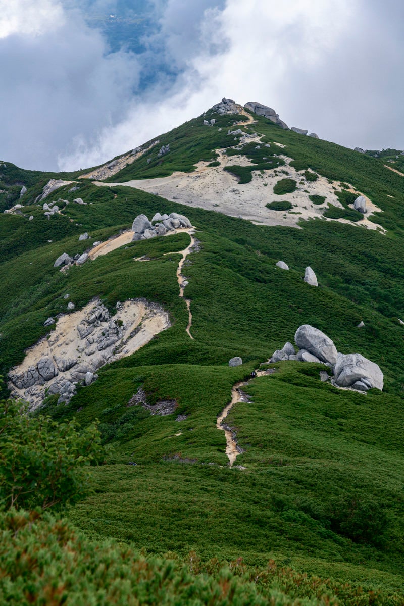 空木岳山頂へと向かって続く道の写真