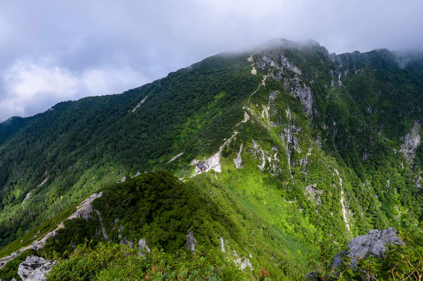 「谷間に立つ木曽殿山荘（空木岳）」の写真