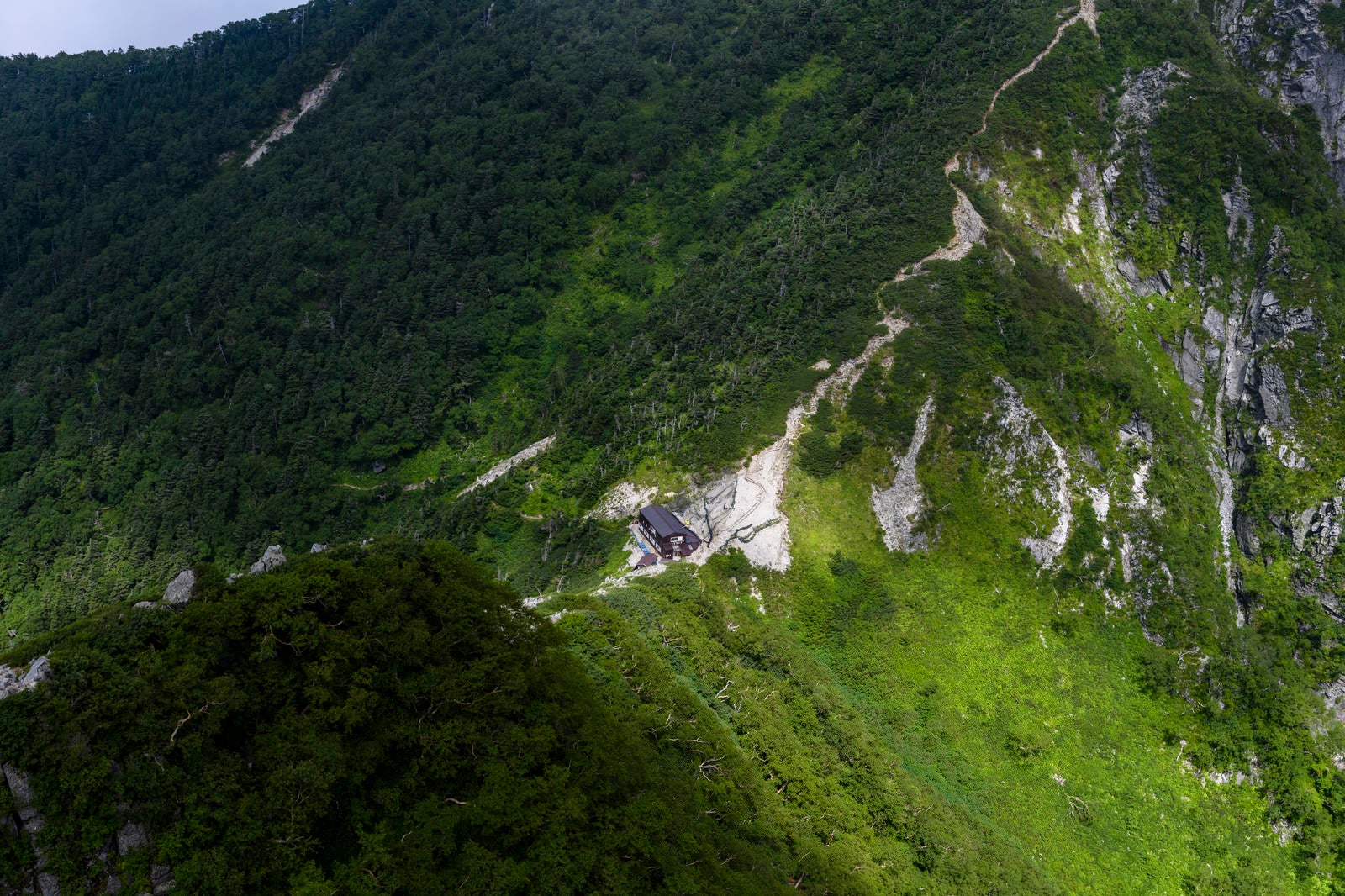 「雲の豊かな表情に翻弄される木曽殿山荘周辺の景色（空木岳）」の写真