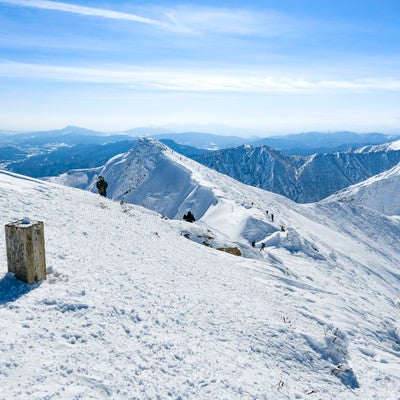 埋まった山頂碑から見るトマの耳方面（谷川岳）の写真