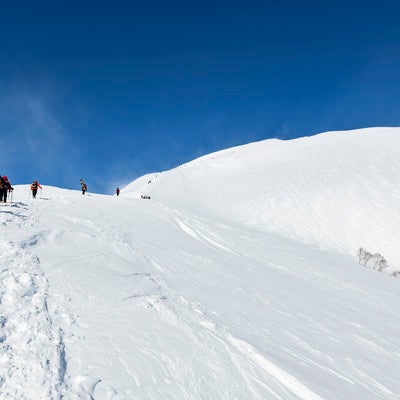 谷川岳を登る登山者たちの写真