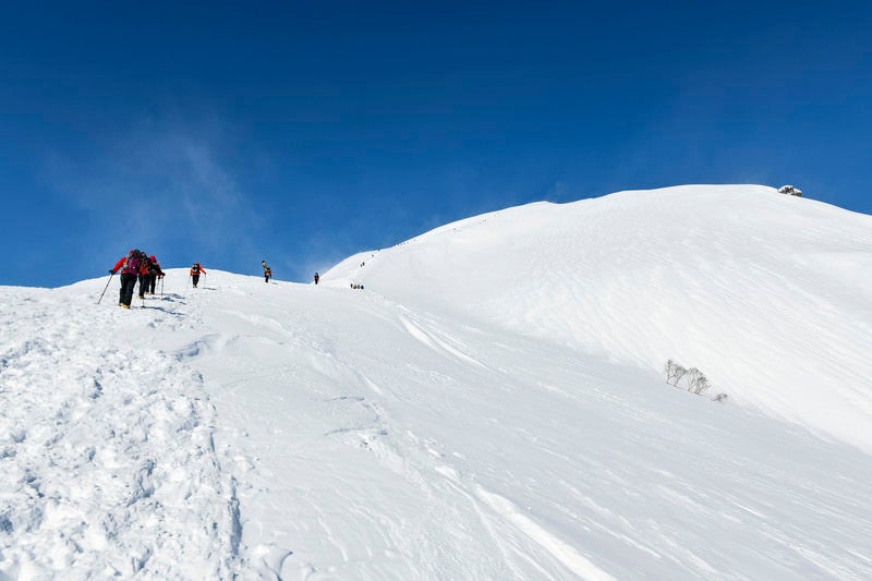 谷川岳を登る登山者たちの写真