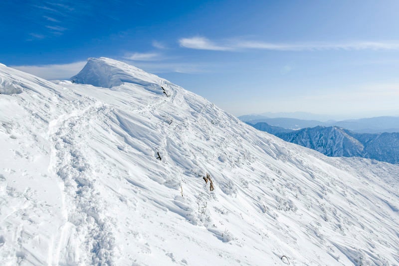 雪庇の発達した斜面に作られた登山道（谷川岳）の写真