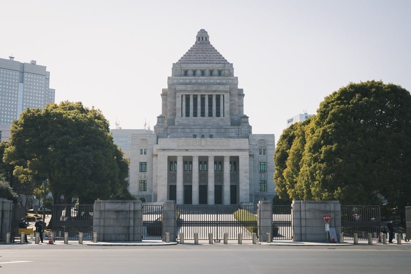 曇り空と国会議事堂の写真