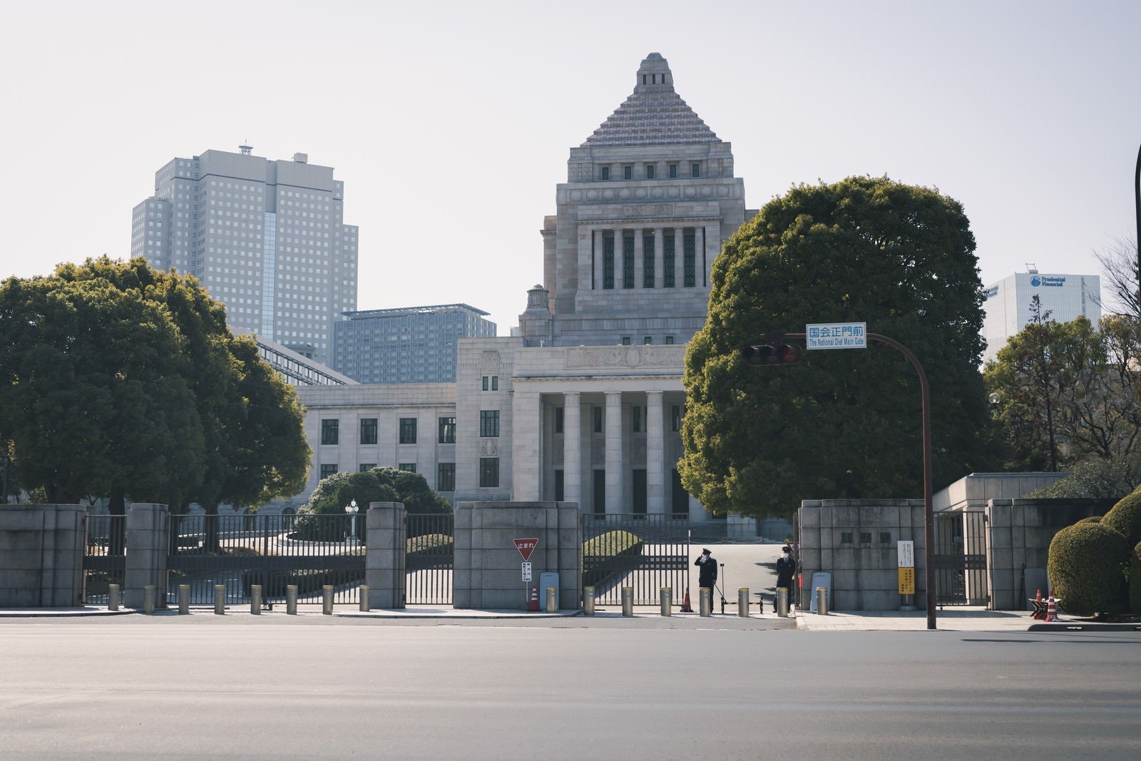 「車道越しに見た国会議事堂」の写真