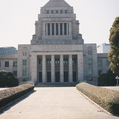 霞む空と国会議事堂の写真