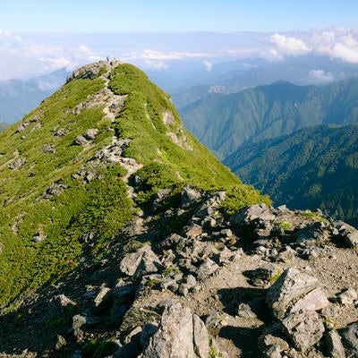 塩見岳稜線で西峰を見るの写真