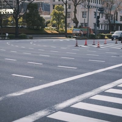 祝田橋の交差点と交通整理をする警察官の写真