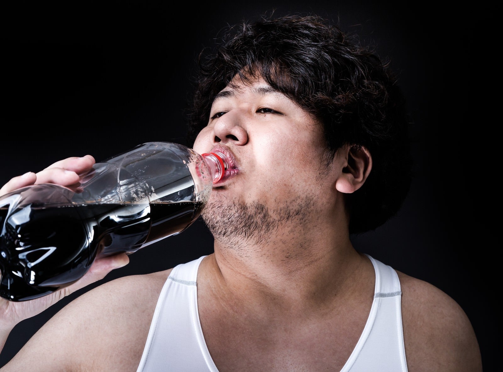 「バリウムと間違え炭酸飲料を飲むクランケ」の写真［モデル：あまのじゃく］