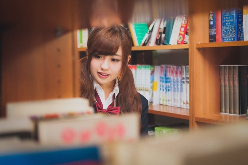 放課後の図書室で彼氏を待つ健気な女の子の写真