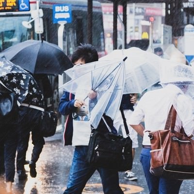 横なぐりの雨で傘が役に立たないの写真