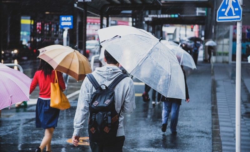 降りしきる雨の中、家路に向かうの写真