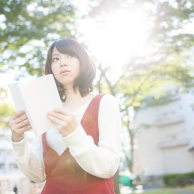 お散歩中の読書女子の写真