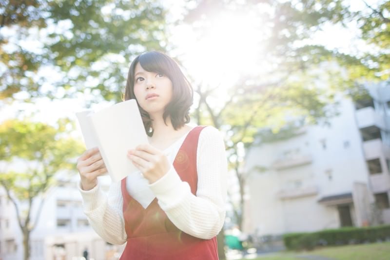 お散歩中の読書女子の写真