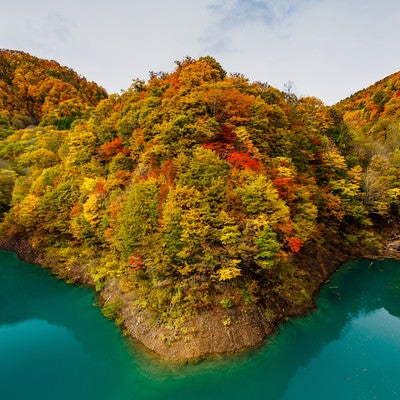 湖と紅葉した山の写真