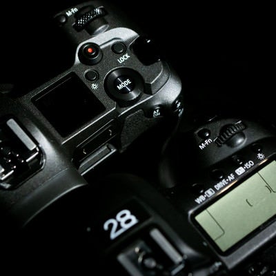 CANON EOS Rと5D MarkⅣの上面比較の写真