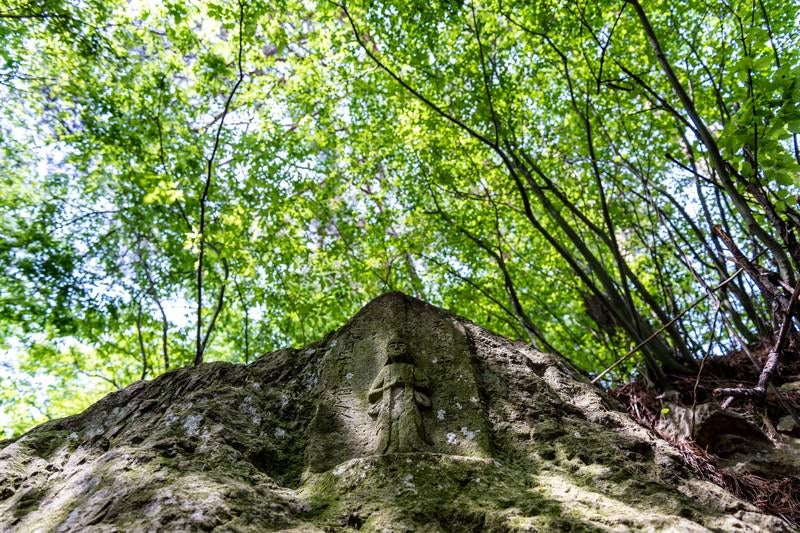 木漏れ日の中のお地蔵（武石公園）の写真