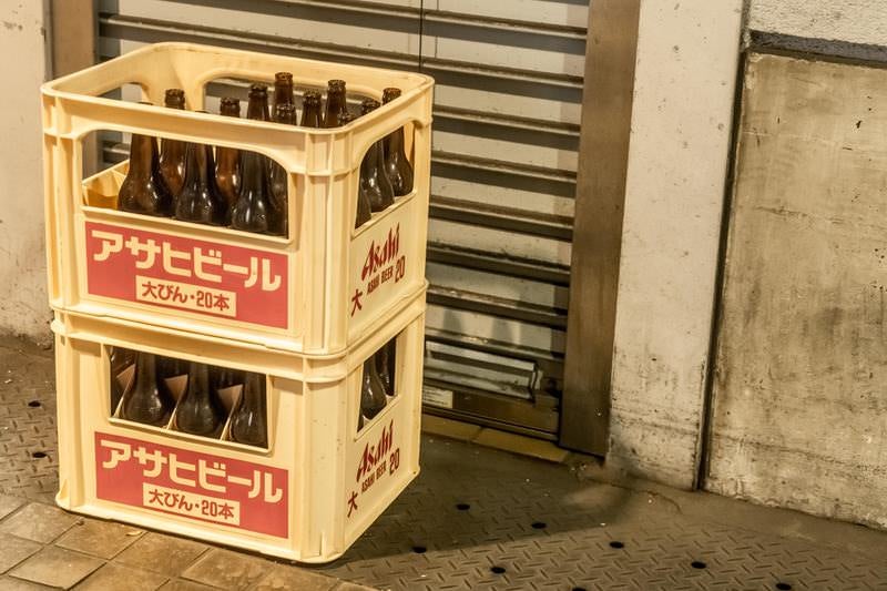 店先の空き瓶ビールの写真