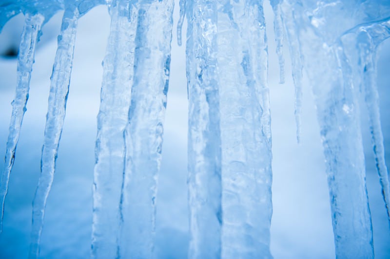 積雪が透けて見える氷柱（つらら）の写真