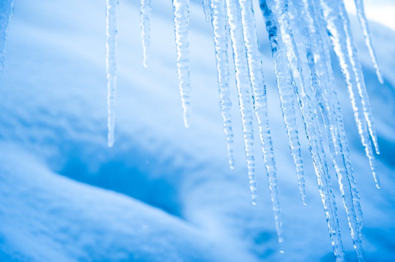 積雪と氷柱の写真