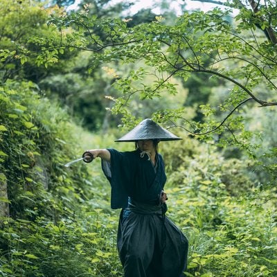 藪の中で抜刀する用心棒の写真