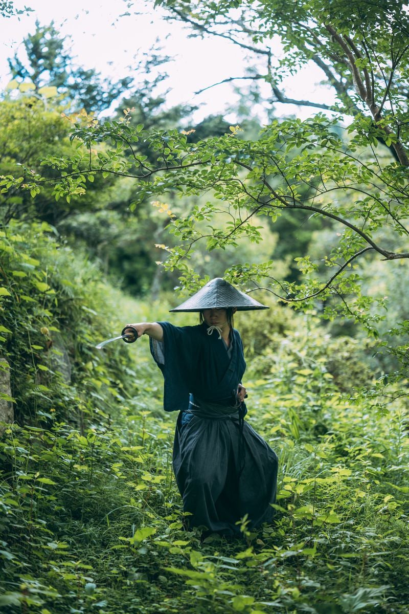 藪の中で抜刀する用心棒の写真