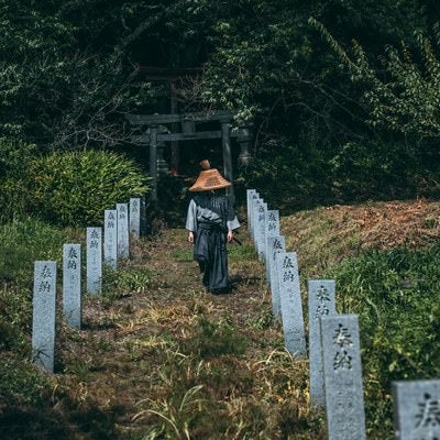 神社を後にする侍の写真