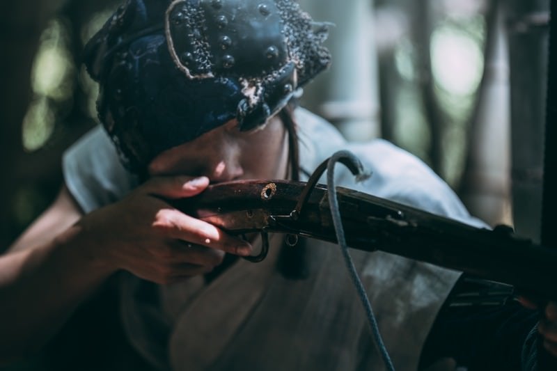 野盗が握りしめて狙う火縄銃の写真