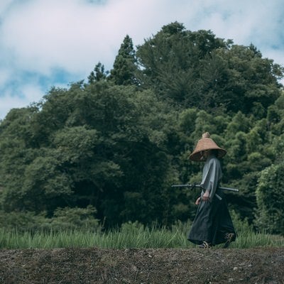 旅路を急ぐ網代笠侍の写真