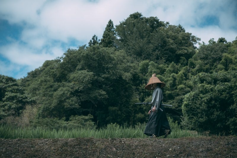 旅路を急ぐ網代笠侍の写真