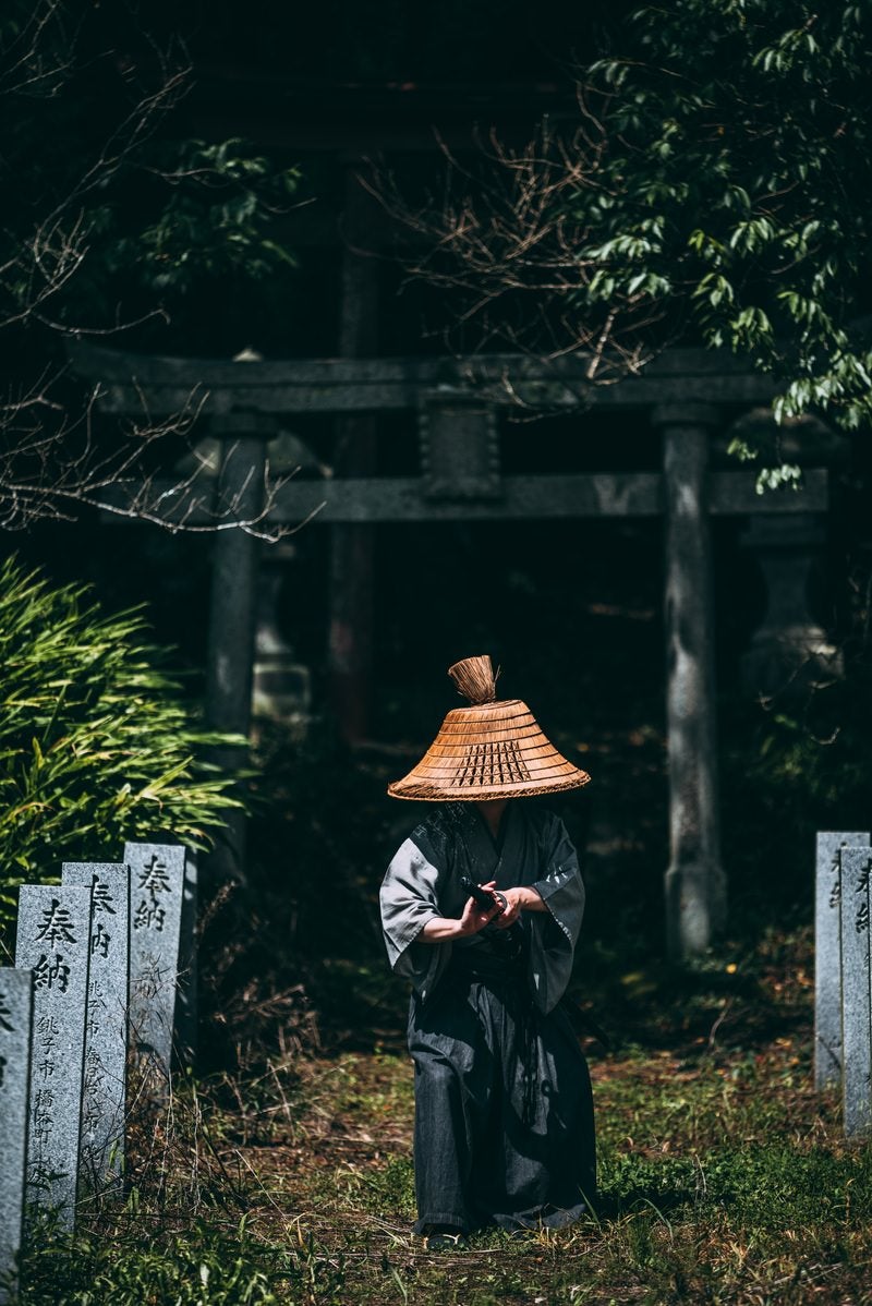 大和田稲荷神社前で刀に手をかける用心棒の写真