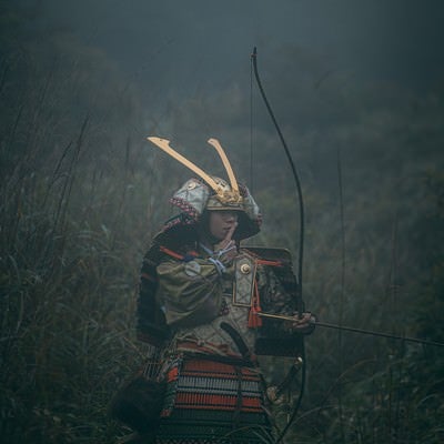 人差し指を舐める大鎧を纏う武士の写真