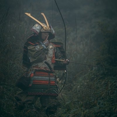 指を舐める大鎧を纏った武士の写真