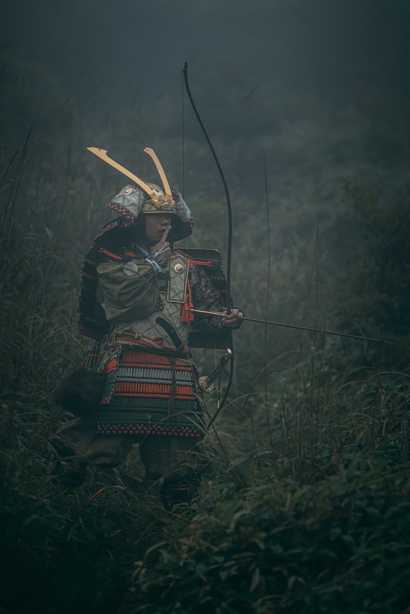 指を舐める大鎧を纏った武士の写真