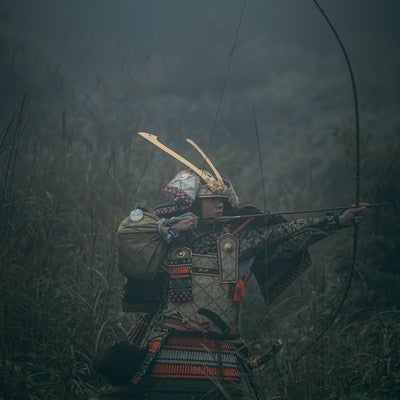 藪の中で大弓を引く武士の写真